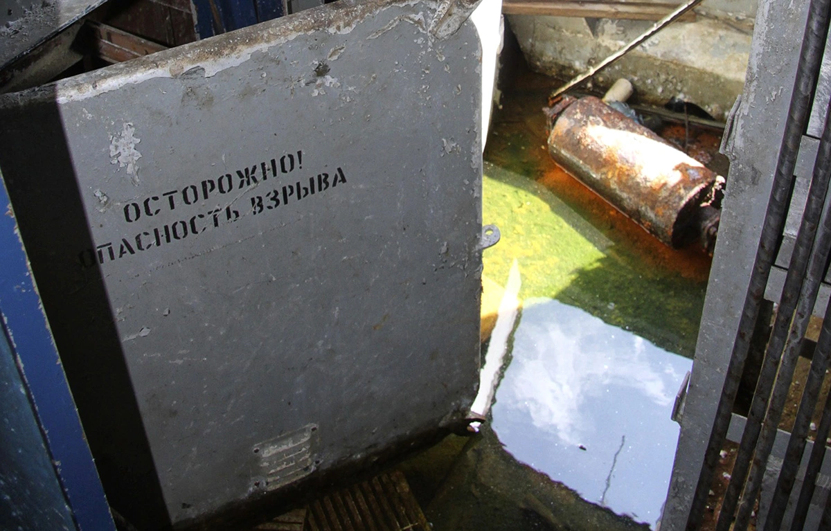 In the Las Perlas 7 engine room, a locker warns (in Russian) of explosion potential.
