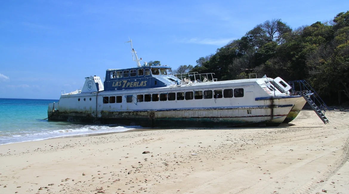 Las Perlas Abandoned Contadora