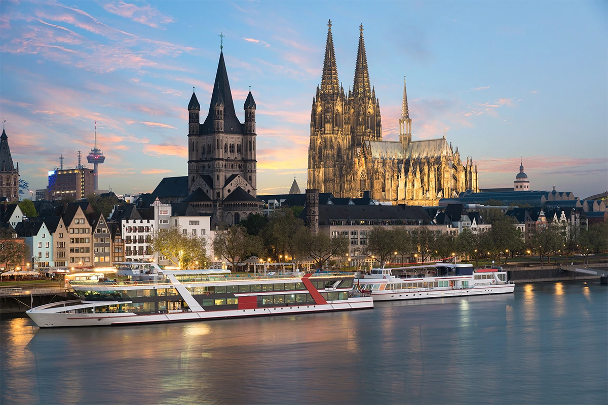 River Cruises vs Ocean Cruises: Key Differences in Experience, Destinations, and Travel Style